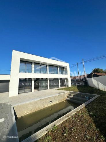 Moradia V4 Geminada com Piscina em Espinho-1