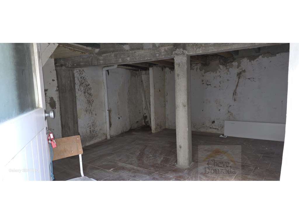 Prédio na Baixa de Coimbra com 3 T1´s-5