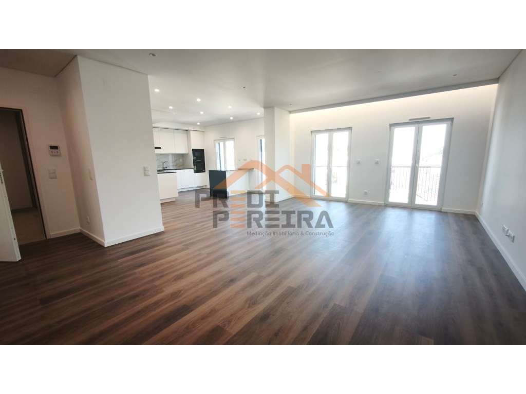 Situado em Caneças, apartamento T4 com duas suites, uma box e um pa...-0