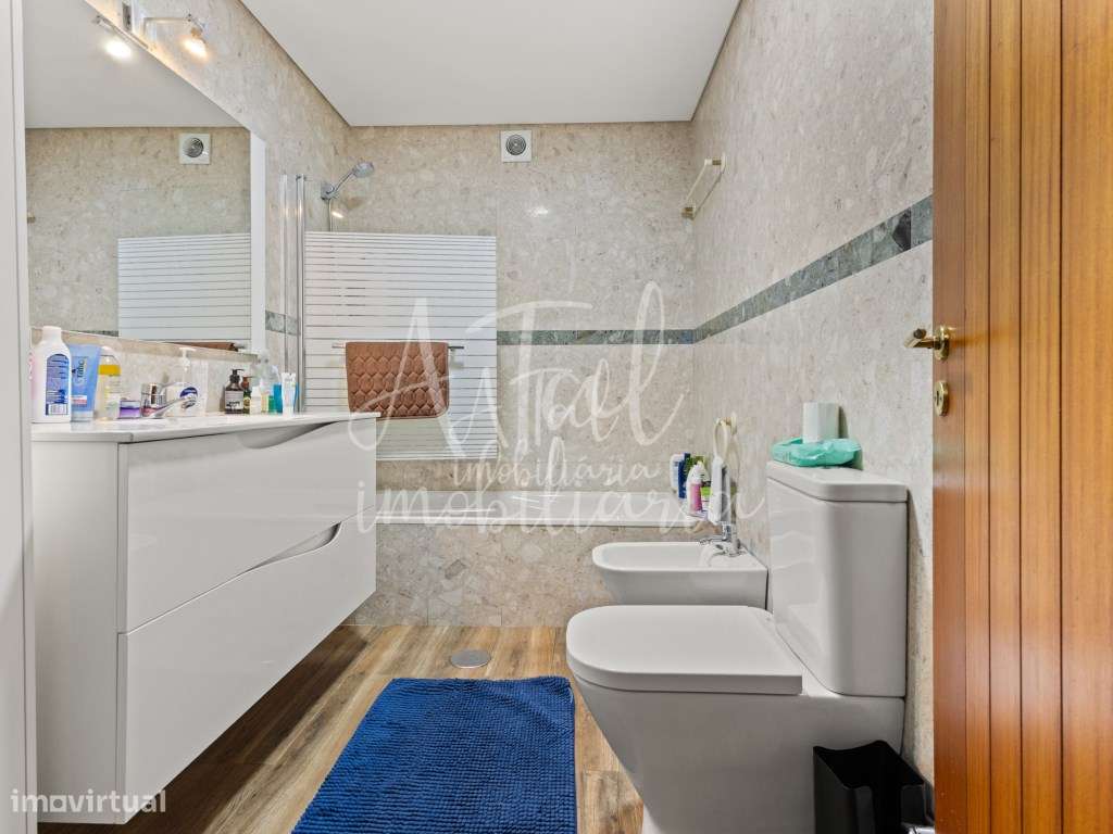 Duplex T5 no centro de Ponte de Lima com terraço panorâmico e 2 gar...-6