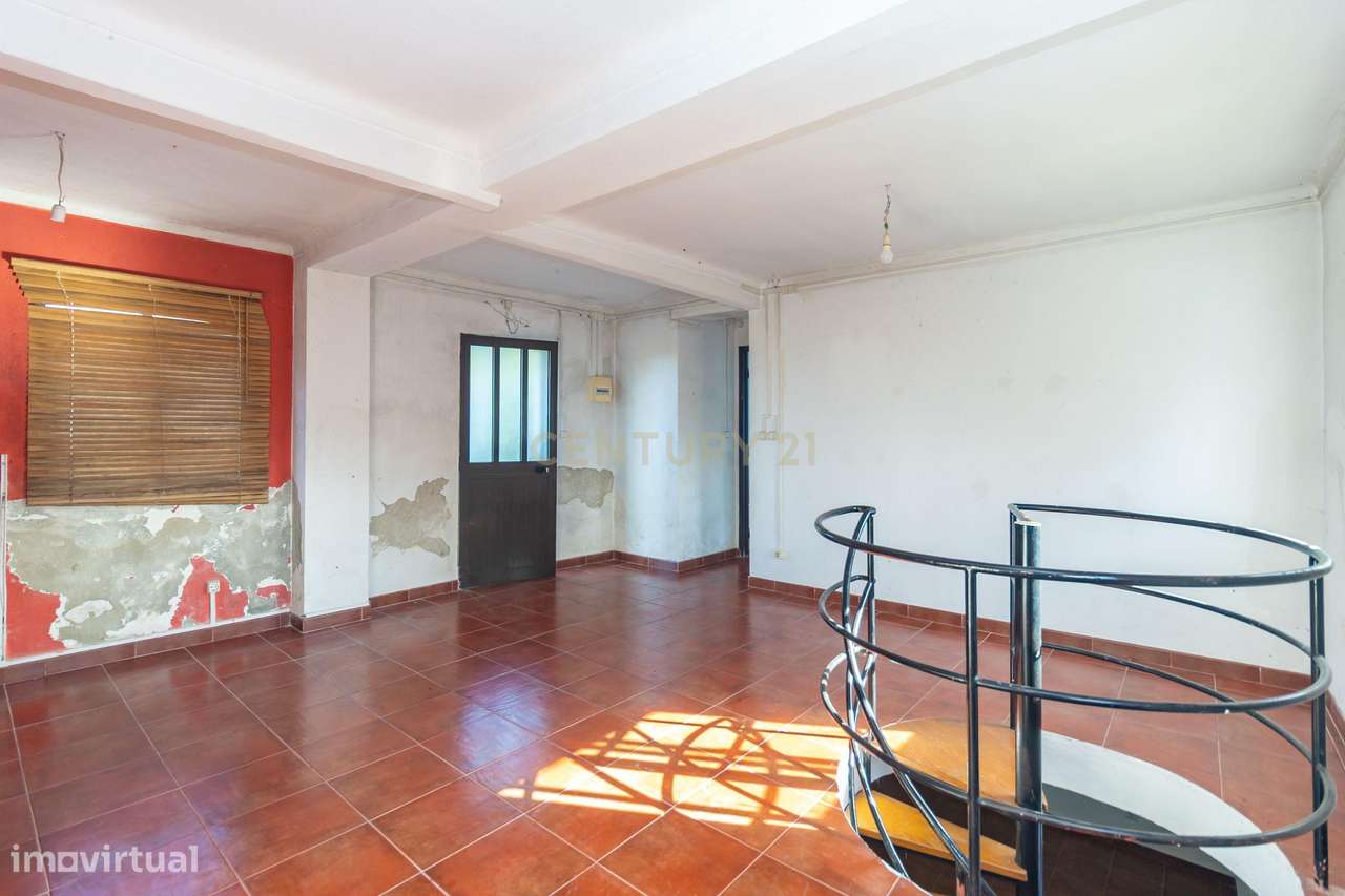 Moradia com construções de apoio, piscina e localização priviligiada-54