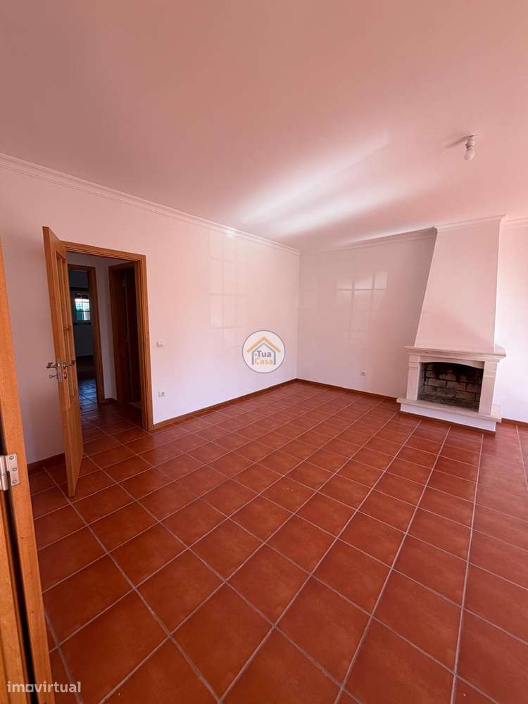 Moradia T4 no centro de Cantanhede com dois pisos e terraço.-7