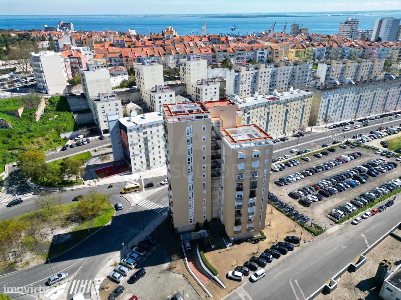 T2 Renovado com Vista Rio | Av. Mouzinho de Albuquerque - Grande imagem: 4/34