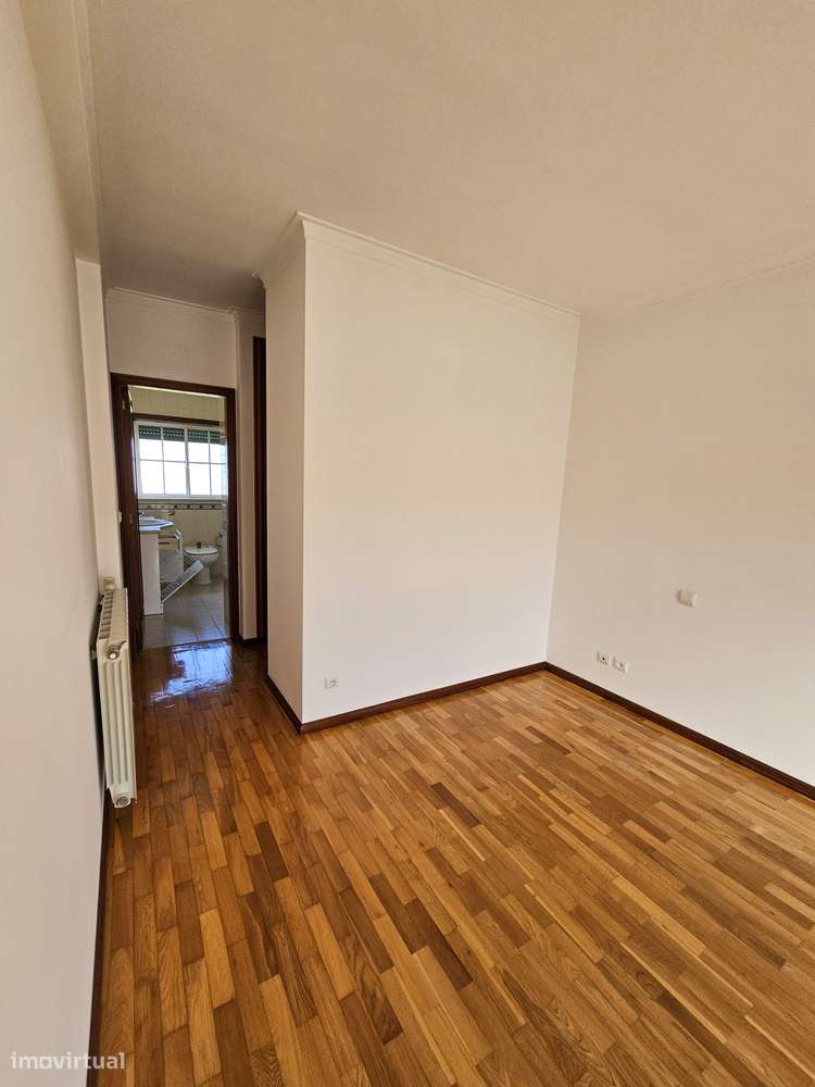 Moradia T5 com terraço e garagem, pronta a habitar-18