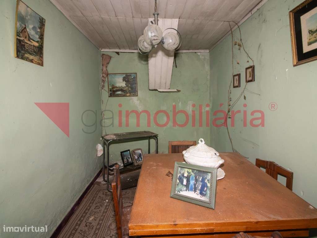 Moradia com 5 divisões assoalhadas para recuperar-12