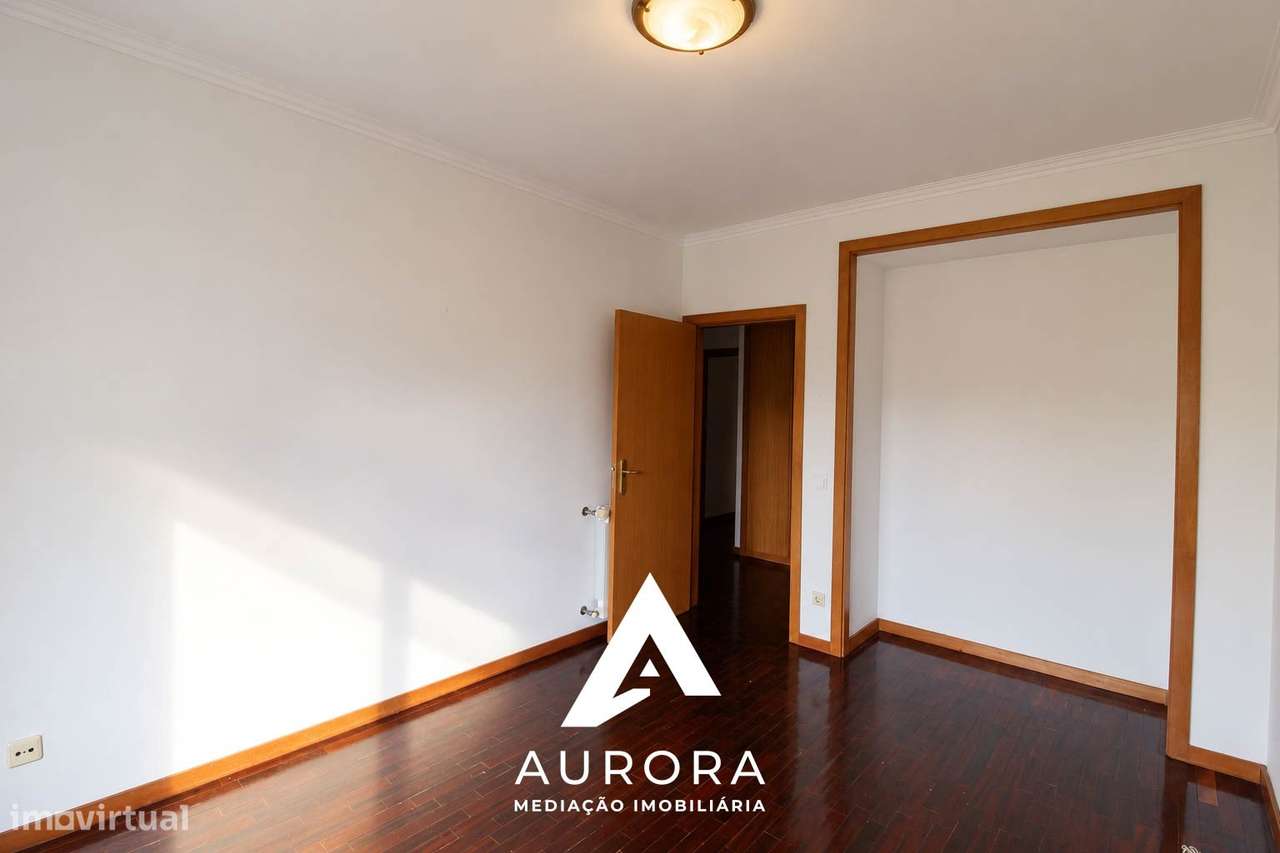 Apartamento T3 com 2 lugares de garagem e sótão-9