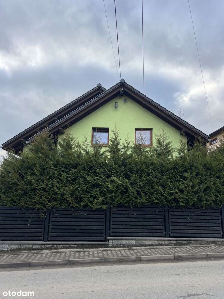 Funkcjonalny dom w dobrej lokalizacji-0