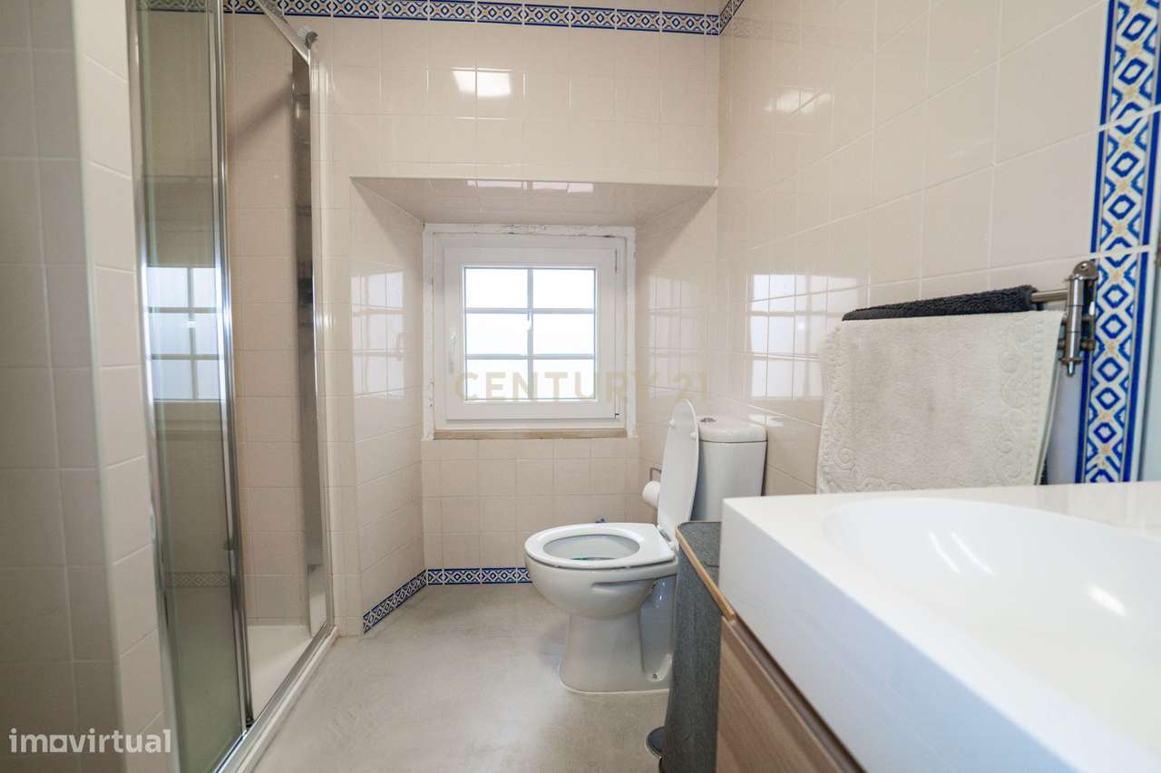 Moradia T2, totalmente renovada no centro de A dos Negros-29