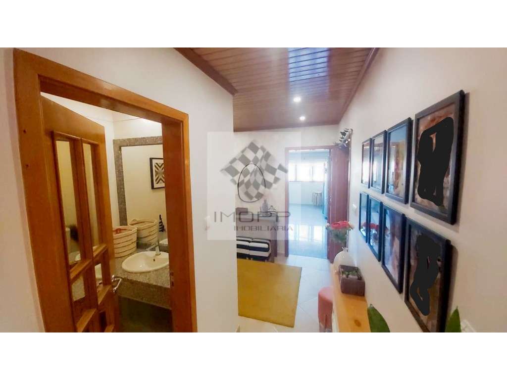 Fabuloso T4 na Radial em Odivelas com estacionamento!-9