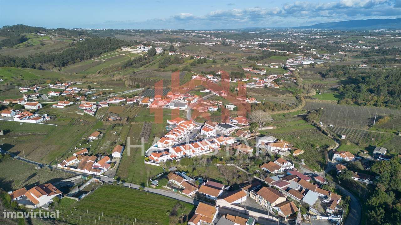 Moradia T4 / Jardim e Garagem / Cela-46