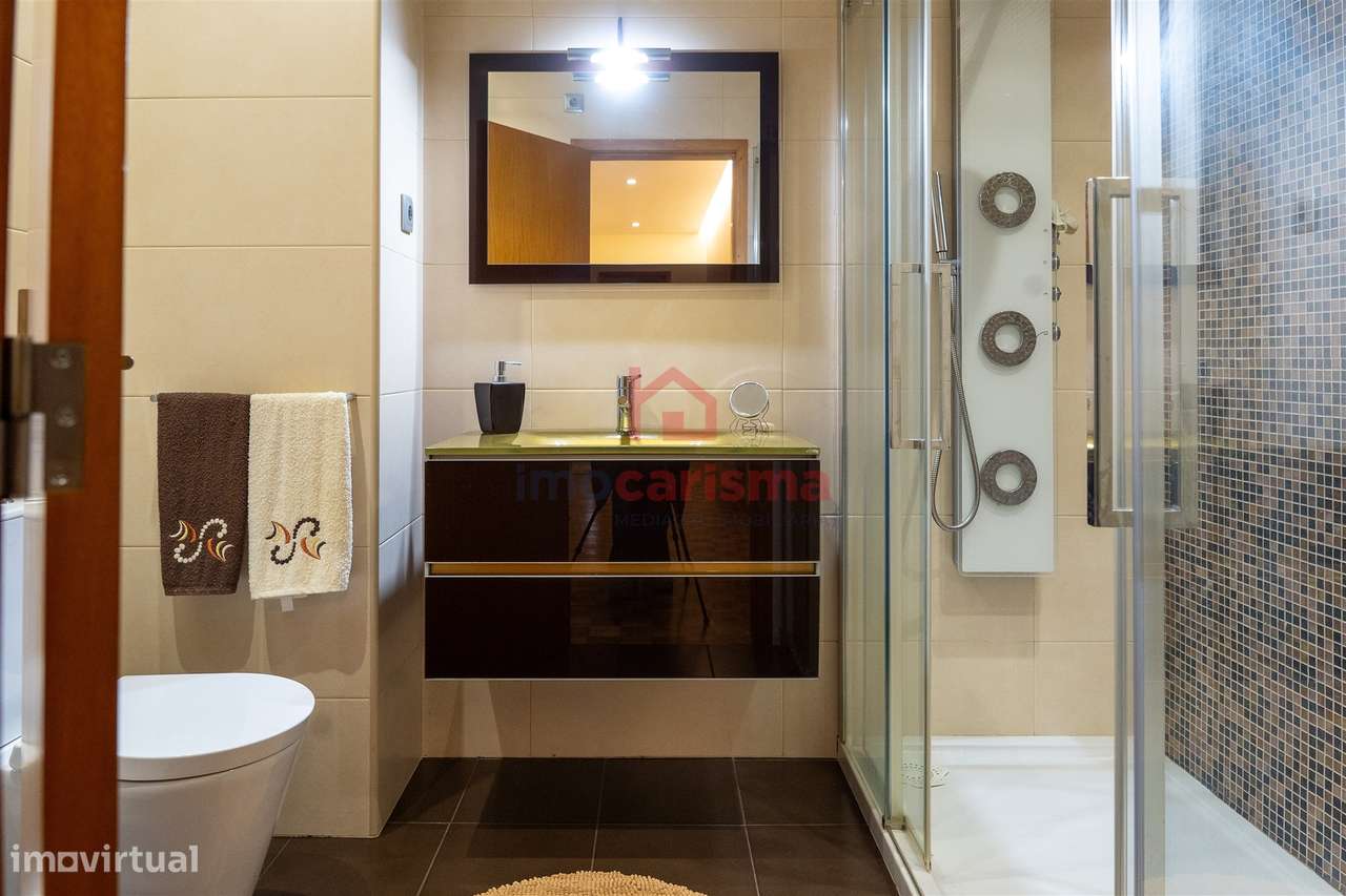 Apartamento T4 transformado em T3 no centro de Vila das Aves, Santo Ti-19