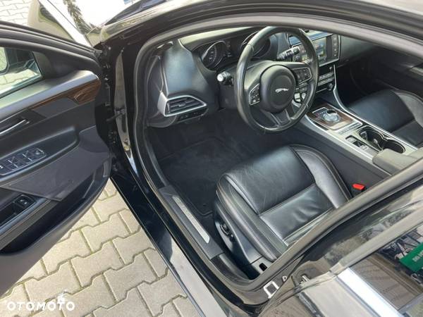 Jaguar XE 2.0 D AWD Prestige - 17