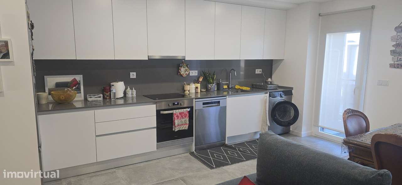 T2 semi novo. Com arrecadação e parqueamento. - Grande imagem: 4/10