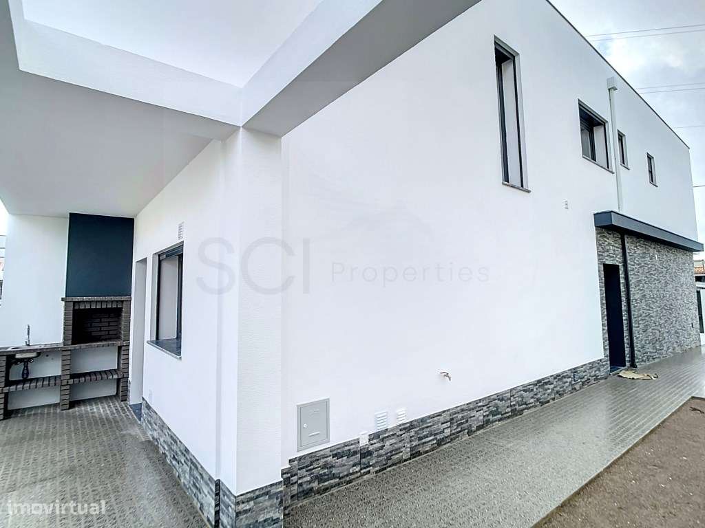 Moradia T3 duplex no centro de Fernão Ferro-33