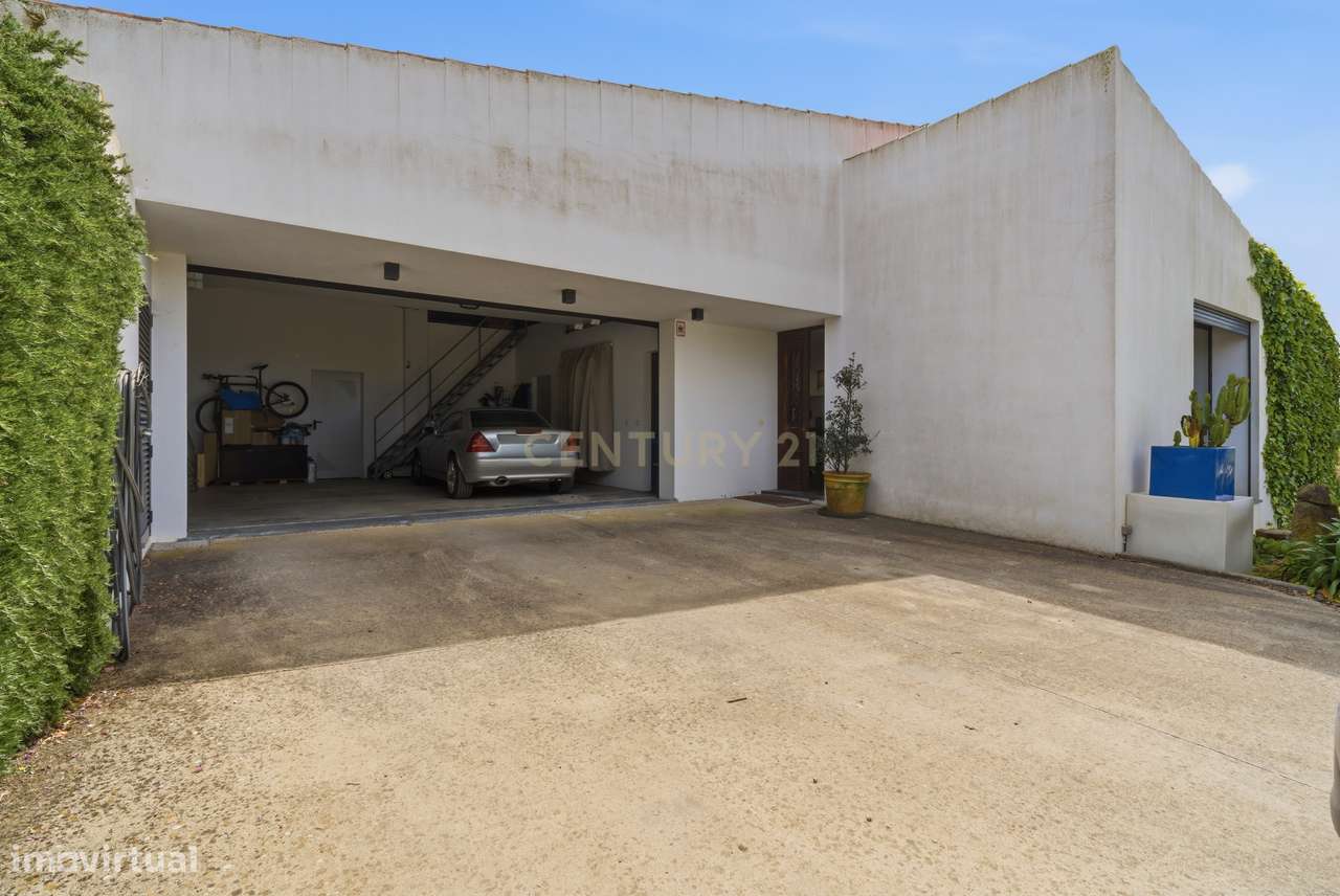 Quintinha T4 com edificação contemporânea no coração do Oeste, com ter-34