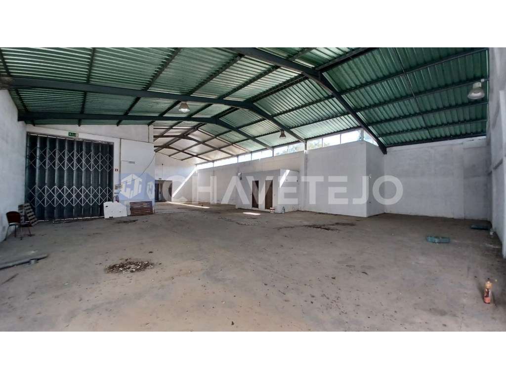 Prédio com habitação, armazém, e logradouro a 3 minutos de Tomar.-16