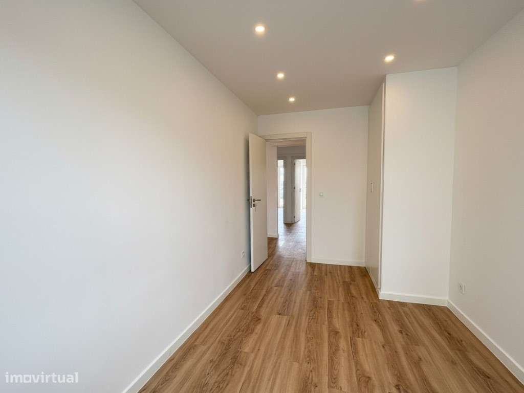 Apartamento T3 Renovado no centro de Camarate, Loures-8