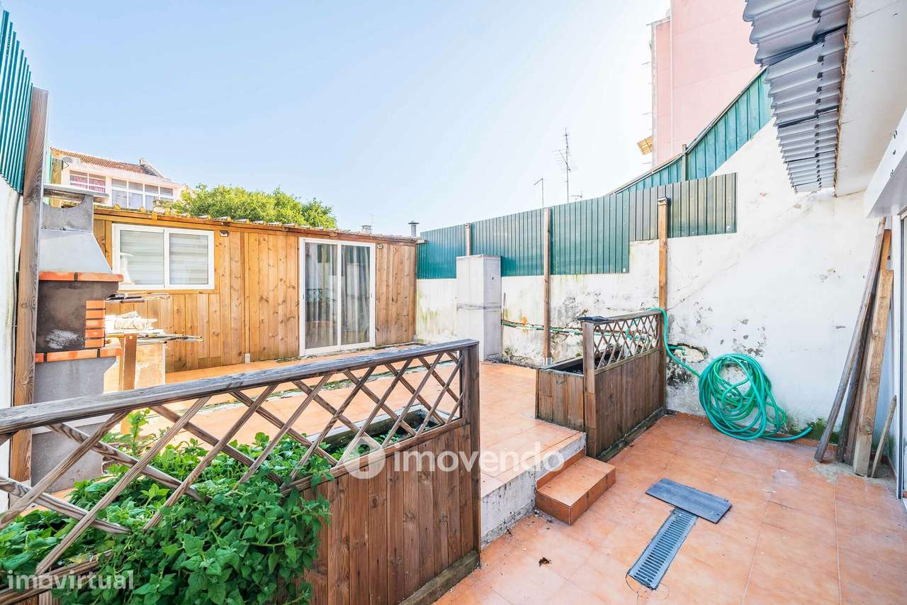 Apartamento T2, com logradouro grande, em Odivelas-9