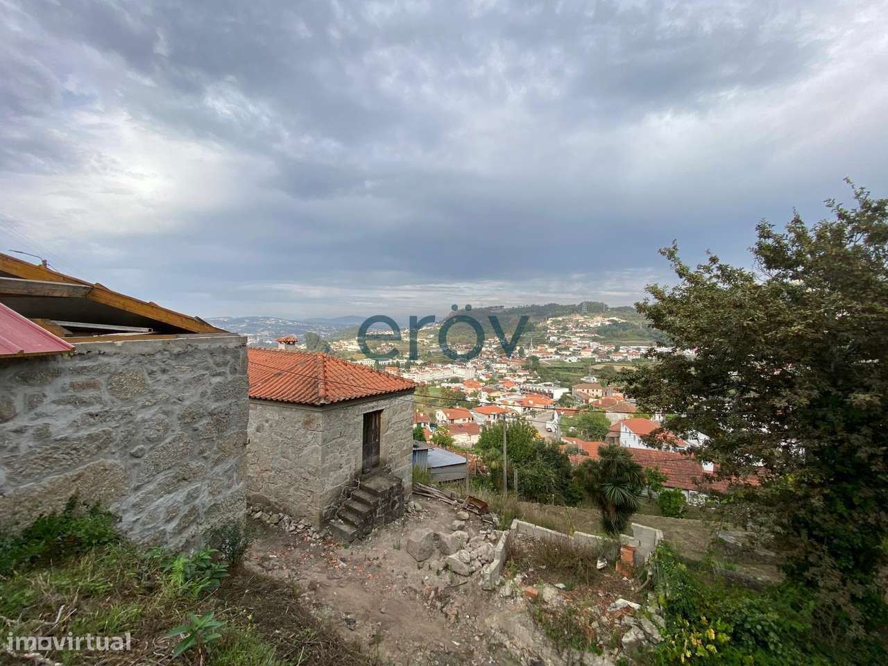 Moradia para Reabilitação com Terreno e Vista Panorâmica-13