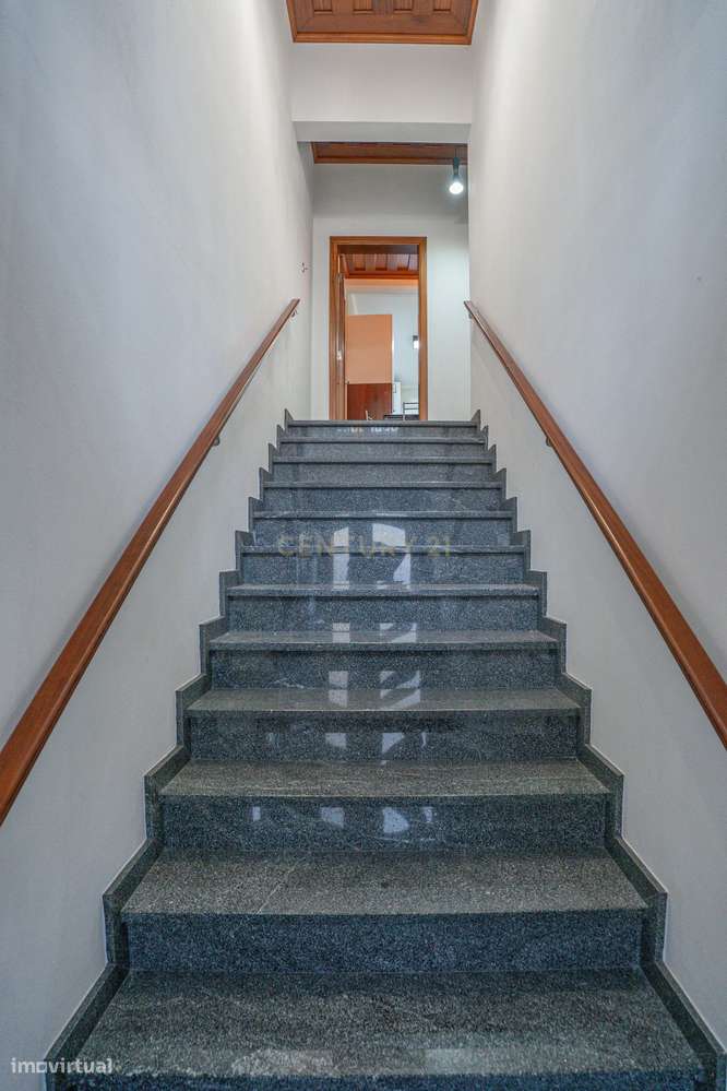 Oportunidade Única: T3 + T2 com Excelente Potencial-24