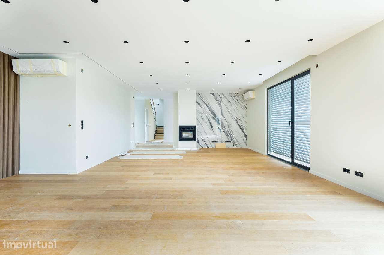 Moradia Isolada Remodelada com Piscina, 4 Quartos e Garagem para 3 Car-0