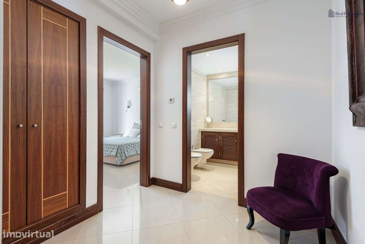 Moradia Térrea T4 Isolada em Albufeira – Um Refúgio de Luz, Conforto e-11