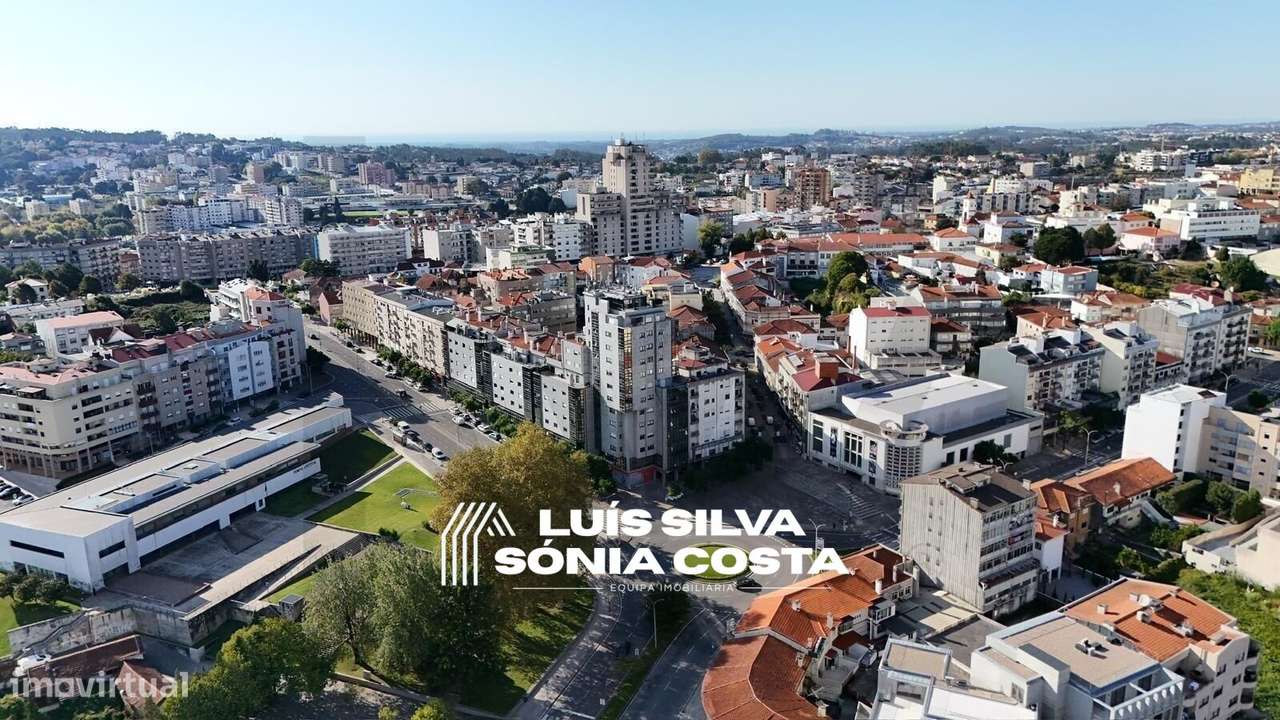 Apartamento T4 c/ Varandas e Elevador em frente á Câmara...-25