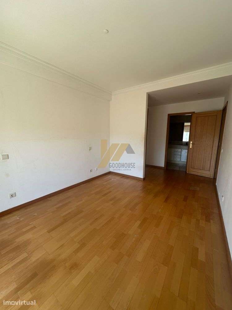 Apartamento T2+1 com varanda e dois lugares de garagem-6