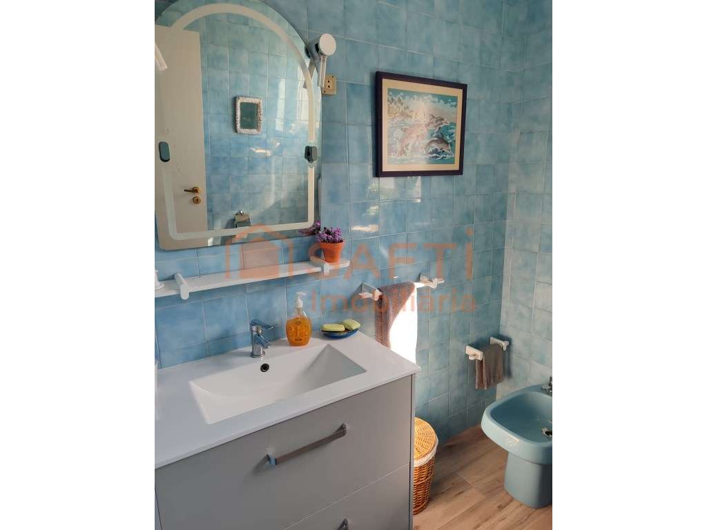 Moradia T5 com Piscina + Garagem para 3 Carros Oportunidade Imperdível-18