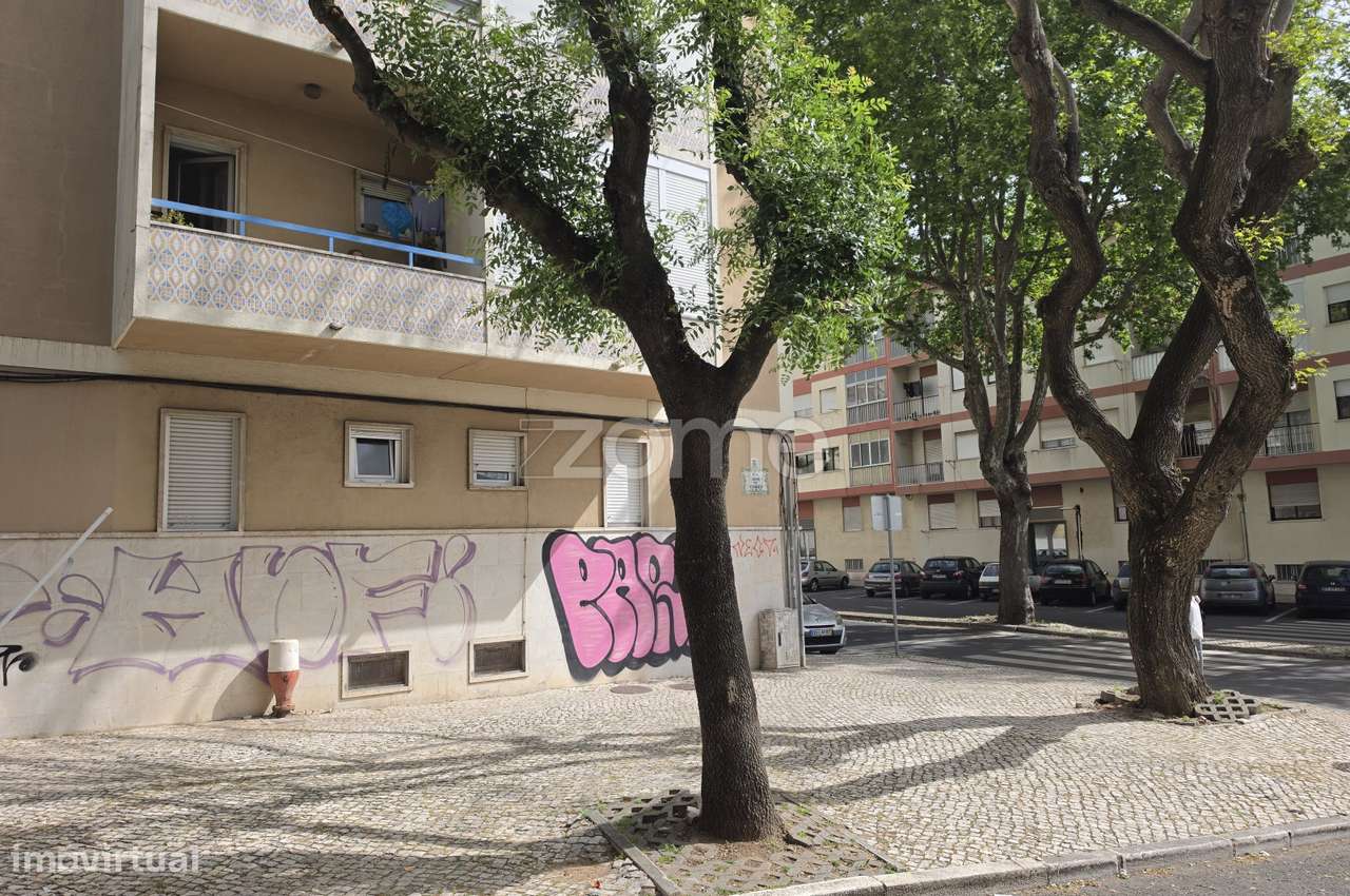 Excelente apartamento T2, situado num 1.º andar, na Buraca-22