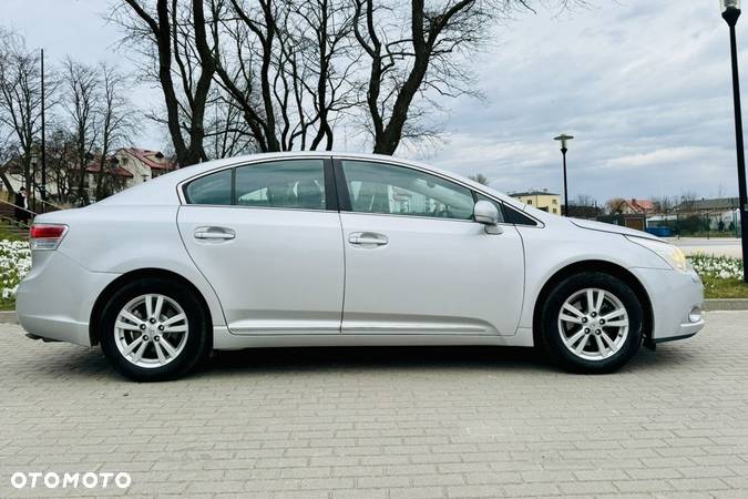 Toyota Avensis 1.8 VVT-i - 11