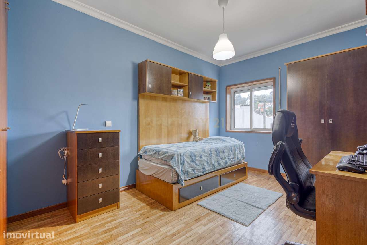 T3 com 3 varandas e Box fechada em Paredes-15