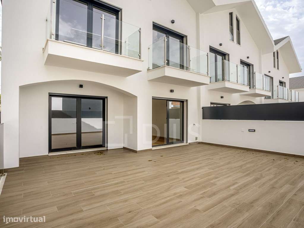 Moradia T4 Junto Ao Mar Em Sao Pedro Do Estoril Cascais