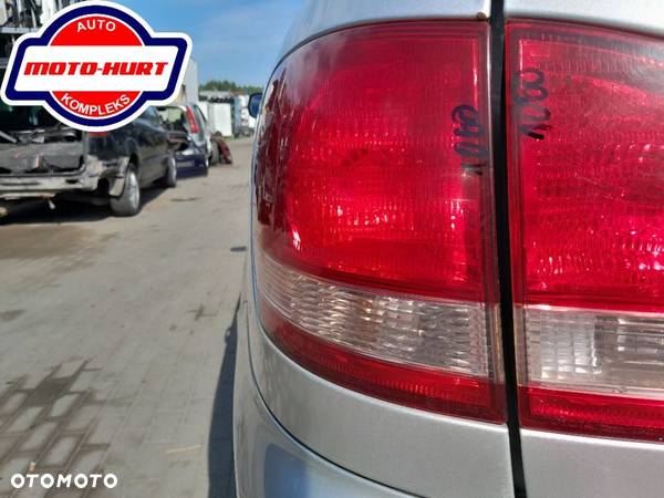 Lampa Lewa Tylna W Błotnik Toyota Avensis Verso - 1