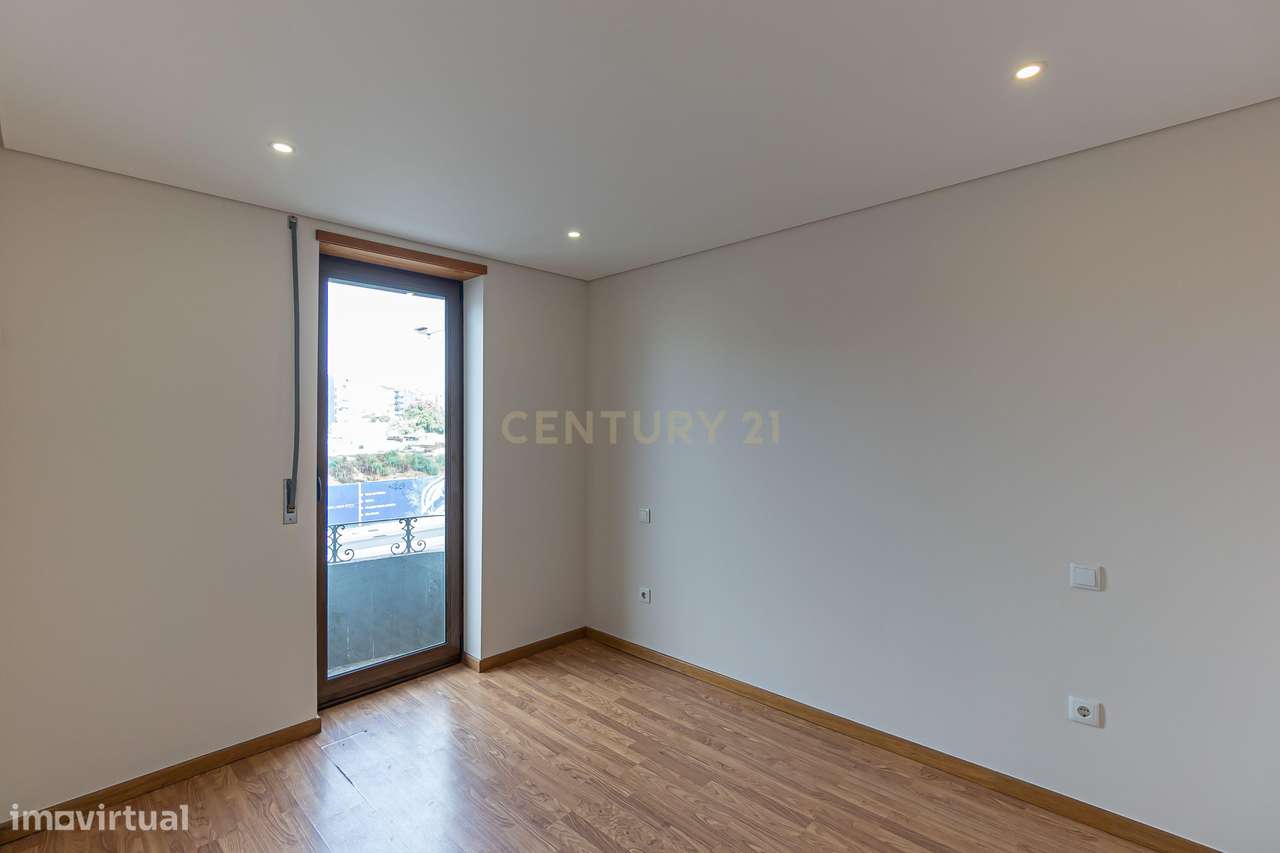 Apartamento T3 com terraço em frente ao metro da Casa da Música-9