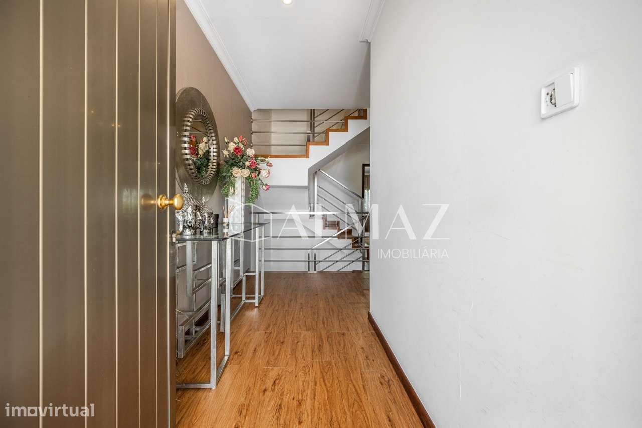 Moradia de Gaveto T3 com Jardim, Churrasqueira e Garagem para 3...-2