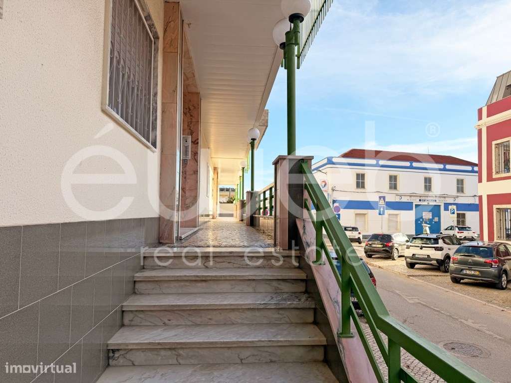 Apartamento T3 com varanda, Luísa Todi-34