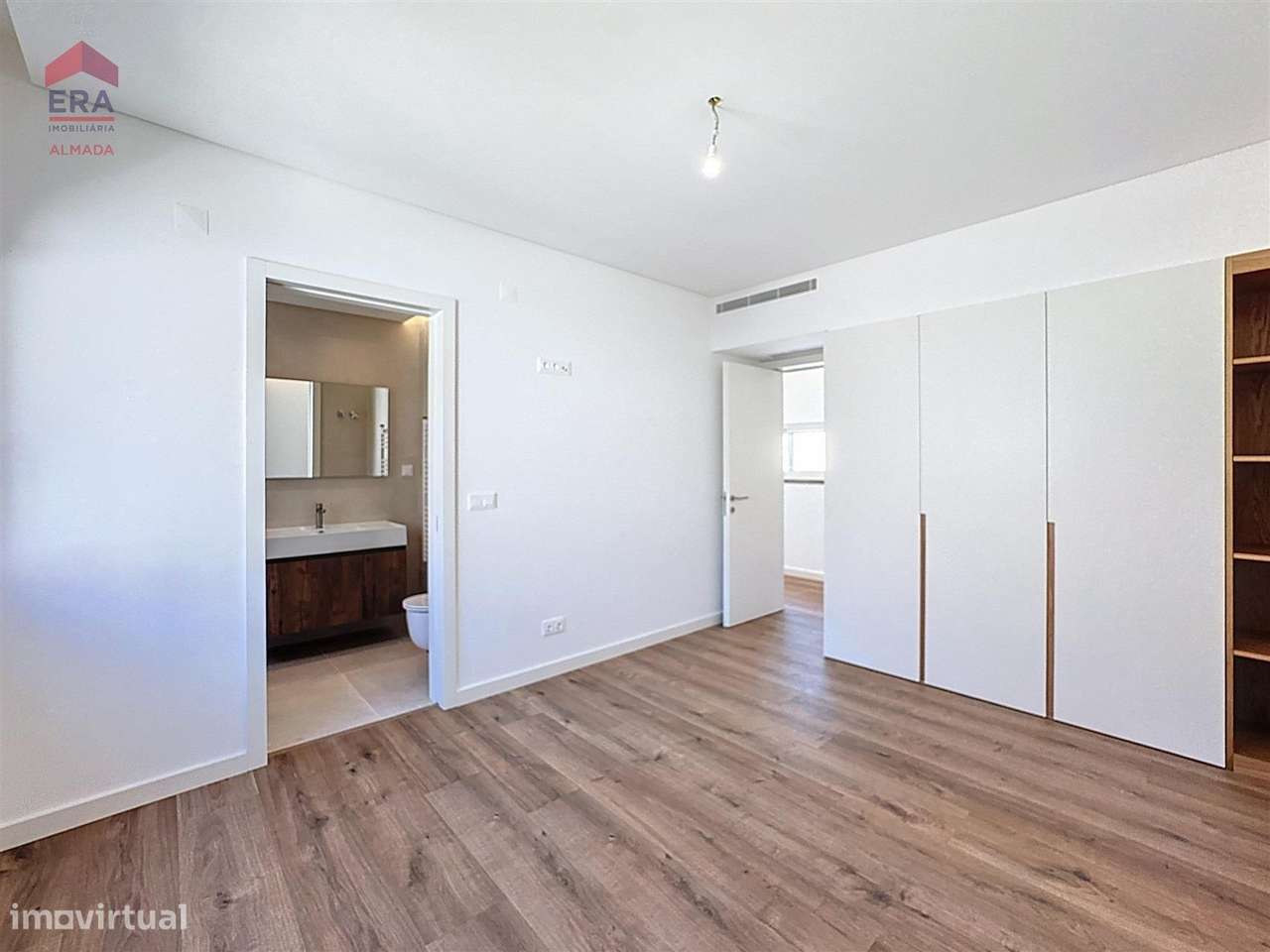 Nova Moradia em Almada , 5 suites, garagem e jardim-25