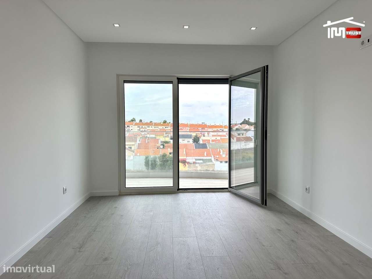 Incrivel Apartamento T3 com Varandas, Garagem e Arrecadação-14