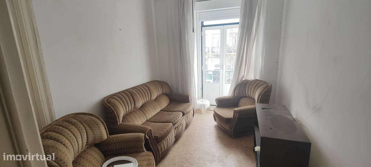 Apartamento T3 com varanda em Avenidas Novas, para remodelação total.-9