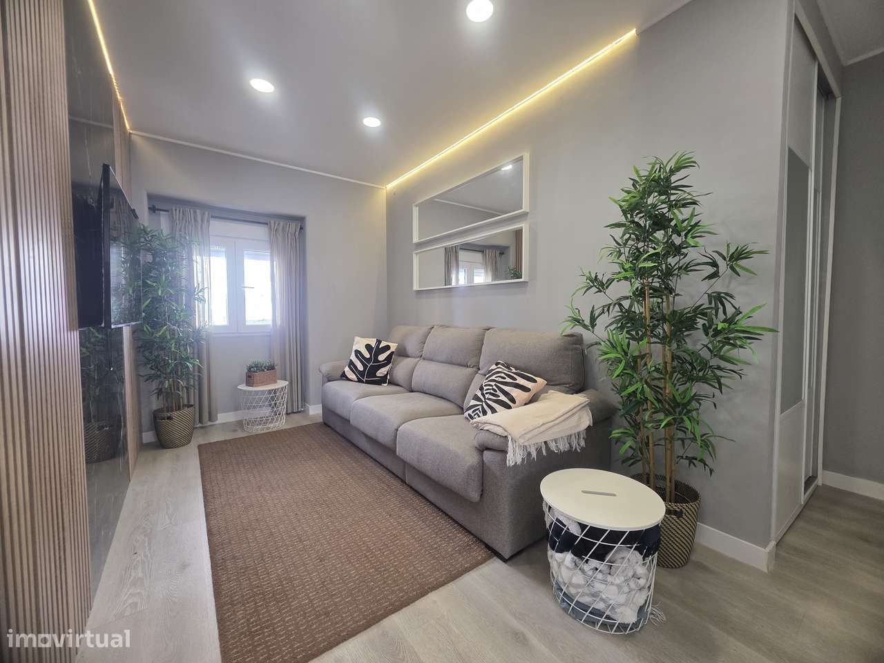 Apartamento T2 Duplex Recuperado - A 70m da Praia do Ouro-1