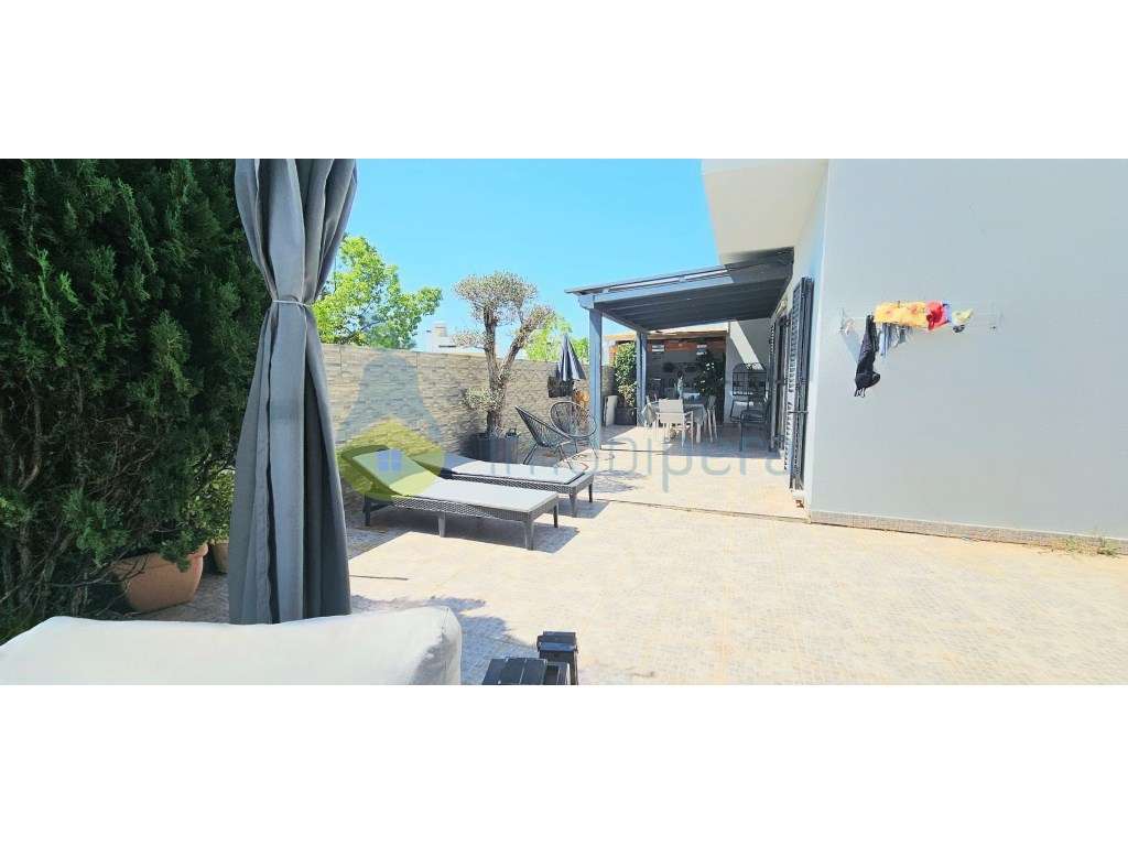 Moradia T4 com 260m2 de área e cave de 95m2, localizada no Monte da...-11