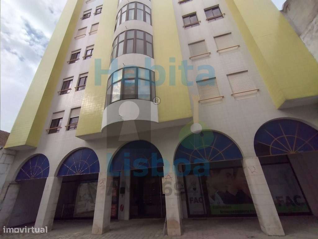 Loja Versátil com 220 m2 junto ao Tribunal do Barreiro - Grande imagem: 2/42