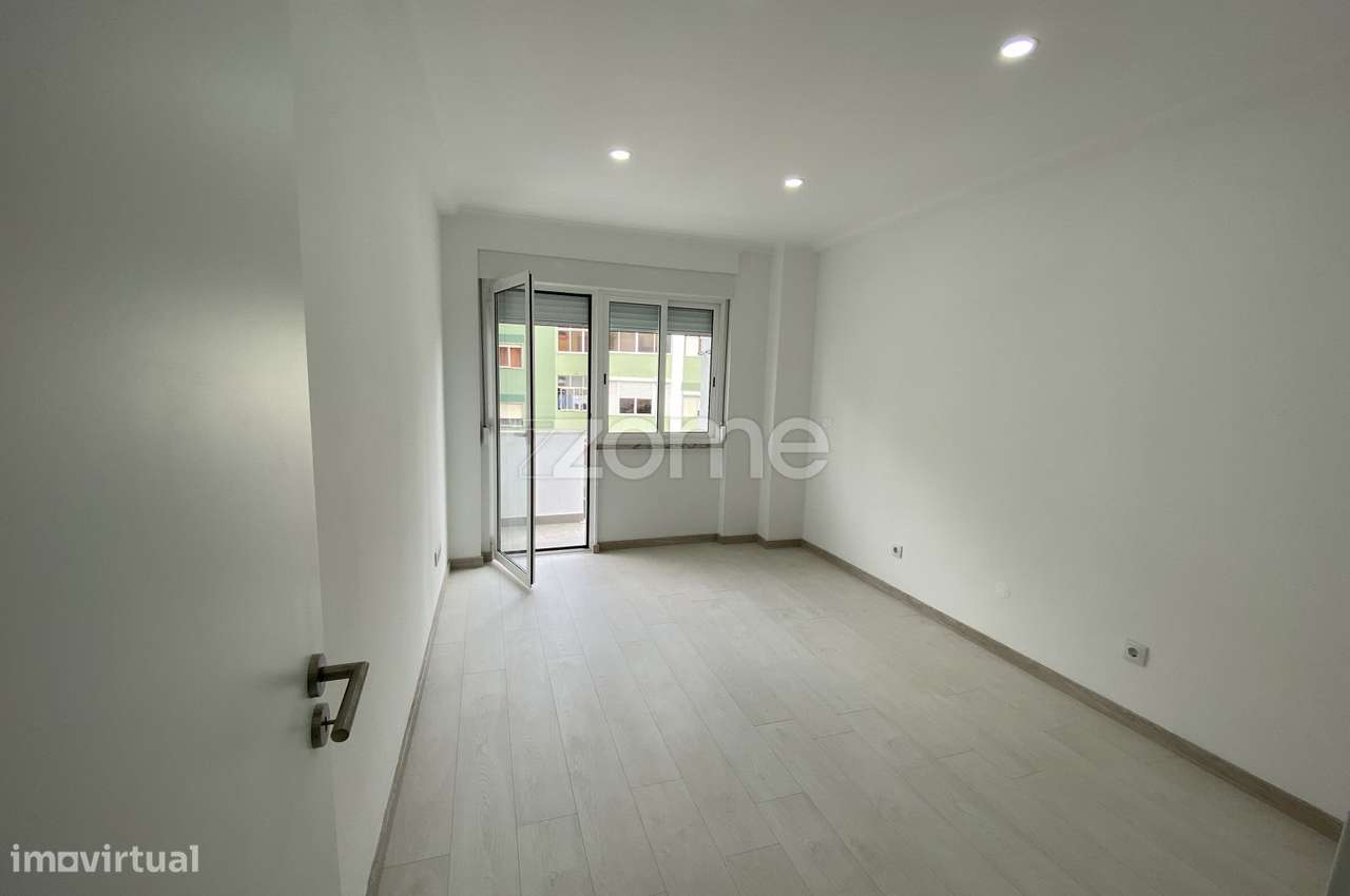 Prédio renovado com boa rentabilidade, cerca de 6% ao ano na Agualva - Grande imagem: 5/27