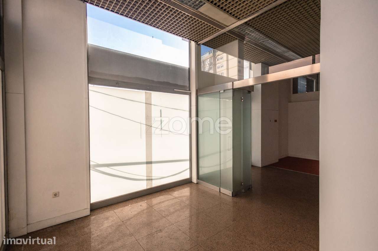 Loja com montra de 175m2 em Odivelas-8