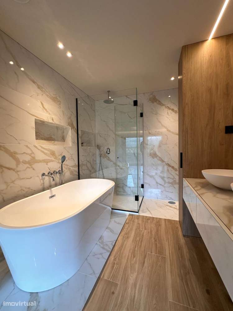 Moradia de Gaveto com dois pisos e garagem lateral-41