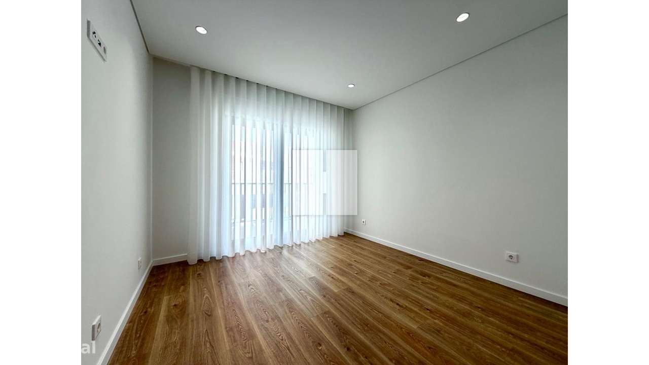 Moradia T4 Nova e Completa-38