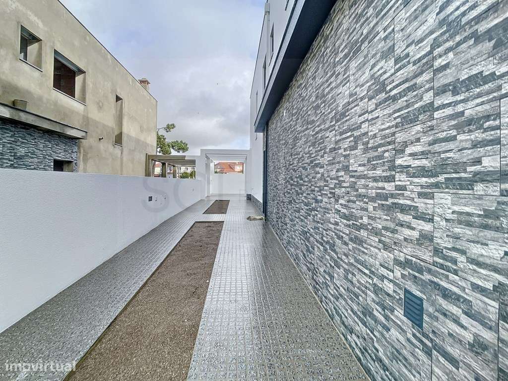 Moradia T3 duplex no centro de Fernão Ferro-30