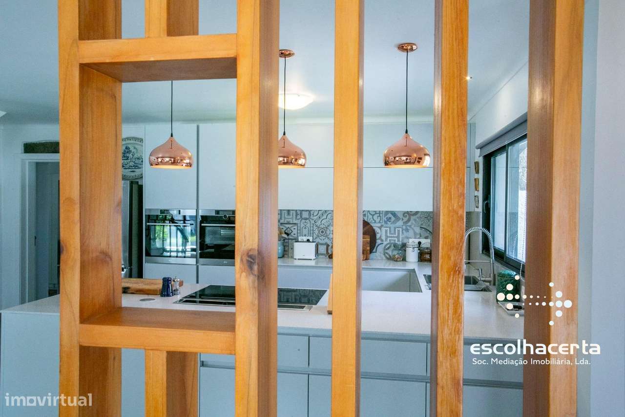 Villa de luxo com piscina coberta e vista para o mar-4
