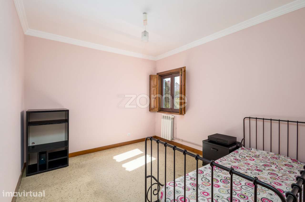 Moradia T4 (espaçosa) em Casais de Mem Martins-29